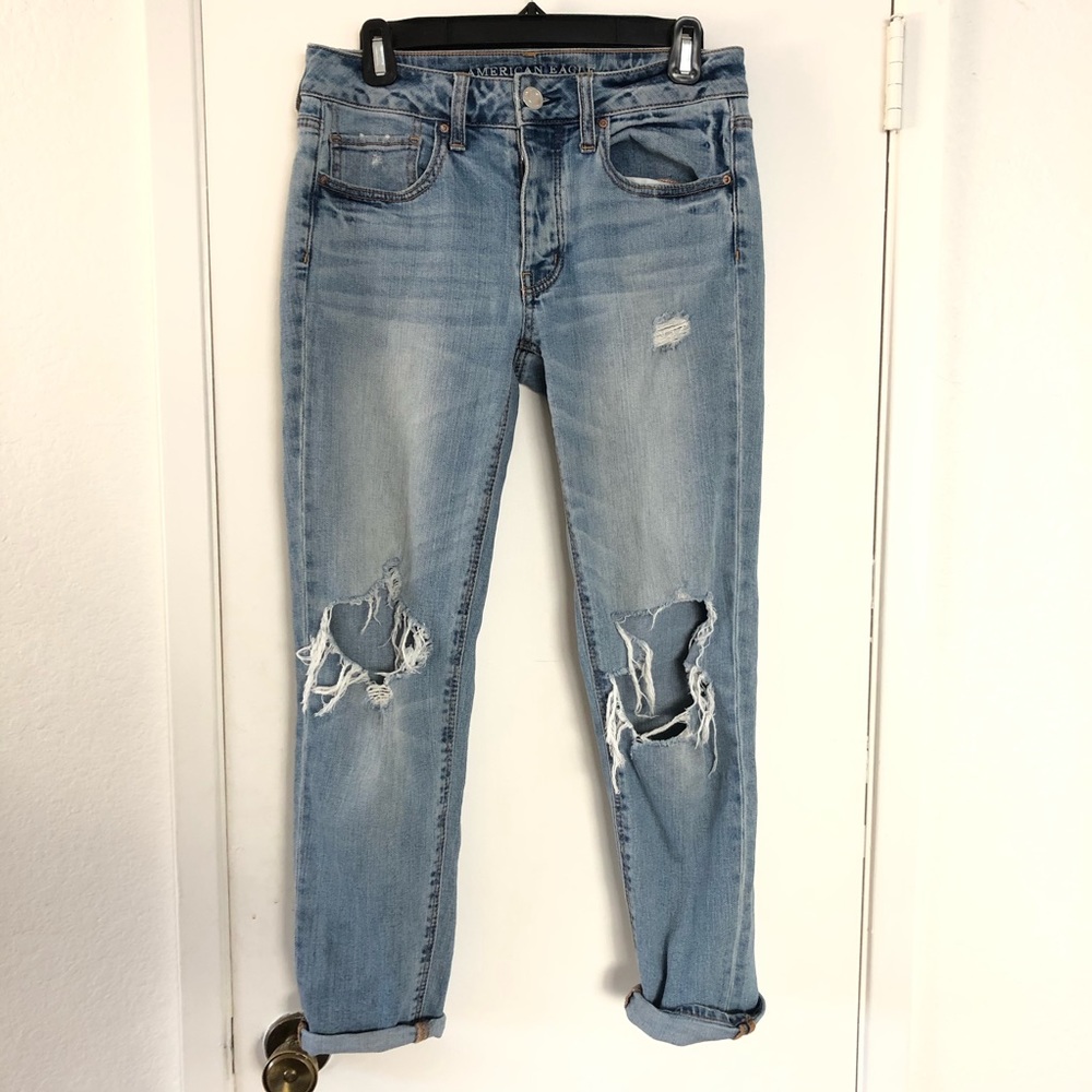 American Eagle tomgirl light wash knee hole jeans